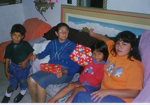 CON MI ABUELA-PETITA,YULI,MILA,CHITO