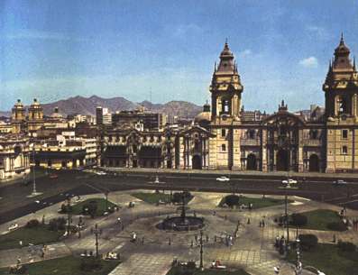 PLAZA-DE-ARMAS-LIMA-PERU.JPG (20853 bytes)